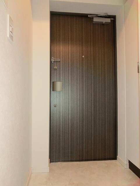 物件内観写真27　(人感センサー付き玄関ライト)