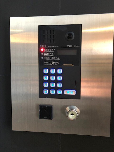 物件外観写真2　(エントランスのオートロックはノンタッチキーでスマートで楽です)
