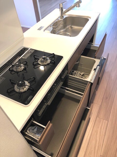 物件内観写真6　(食器洗浄機付きです。キッチンは瀟洒でお手入れ楽なガラストップ)