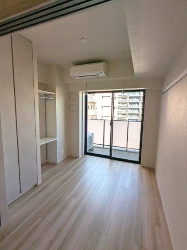 建物設備(洋室、バルコニーに面した明るい室内、エアコン・クローゼット)