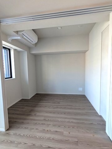 物件内観写真8　(4.2帖洋室、バルコニーに面した明るい室内、エアコン・クロー)