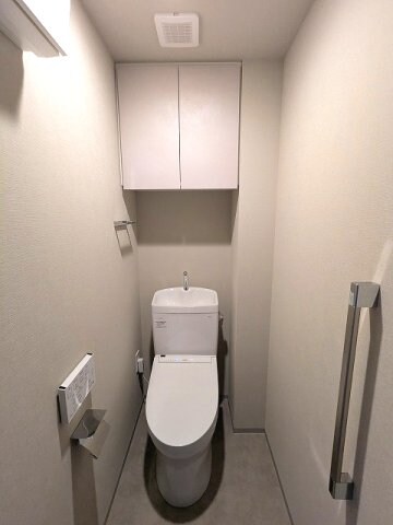 物件内観写真11　(温水洗浄便座、ペーパーホルダーの上にスマホストレージ付きです)