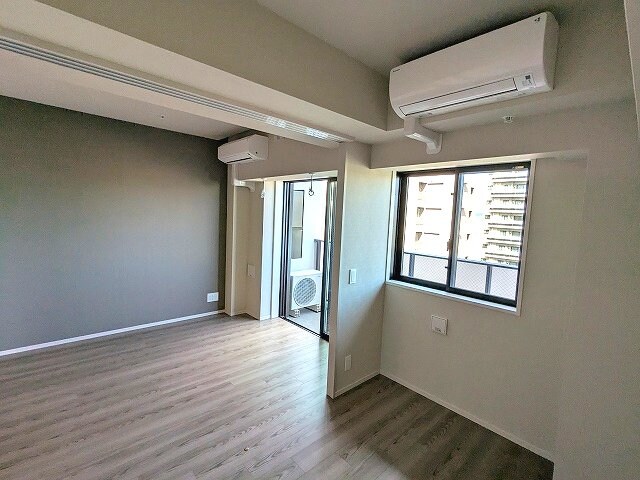 物件内観写真29　(4.2帖洋室、バルコニーに面した明るい室内、エアコン・クロー)