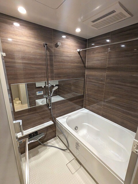 物件内観写真5　(追焚オートバス、浴室換気乾燥機付きバスルームです)