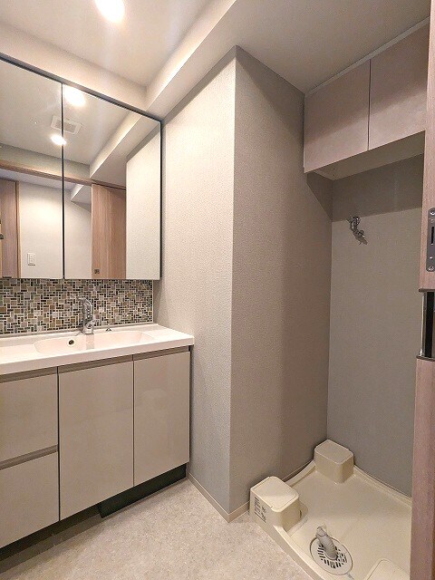 物件内観写真7　(トイレと独立した洗面室、ハンドシャワー付き、2面鏡付き洗面室)