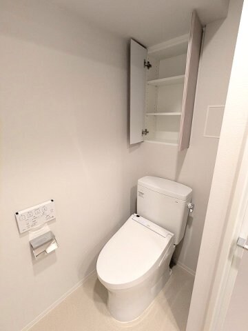 物件内観写真10　(温水洗浄便座、ペーパーホルダーの上にスマホストレージ付きです)