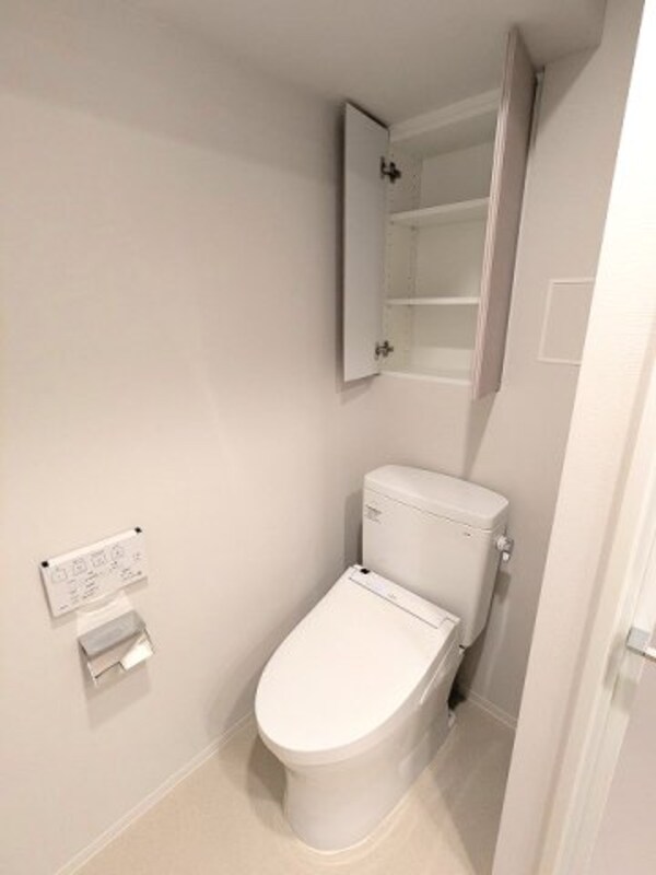 トイレ(温水洗浄便座、ペーパーホルダーの上にスマホストレージ付きです)