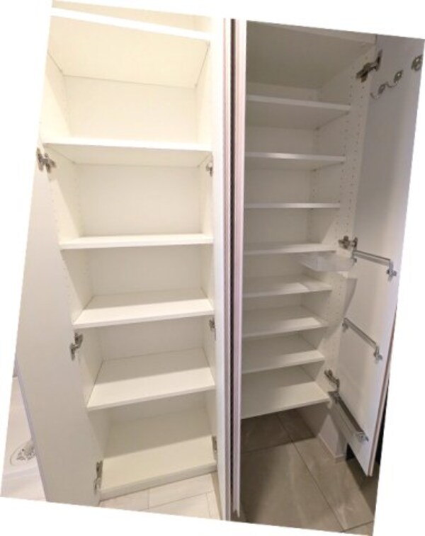 玄関(収納豊富なトールタイプのシューズBOX、傘ストック付です、別)