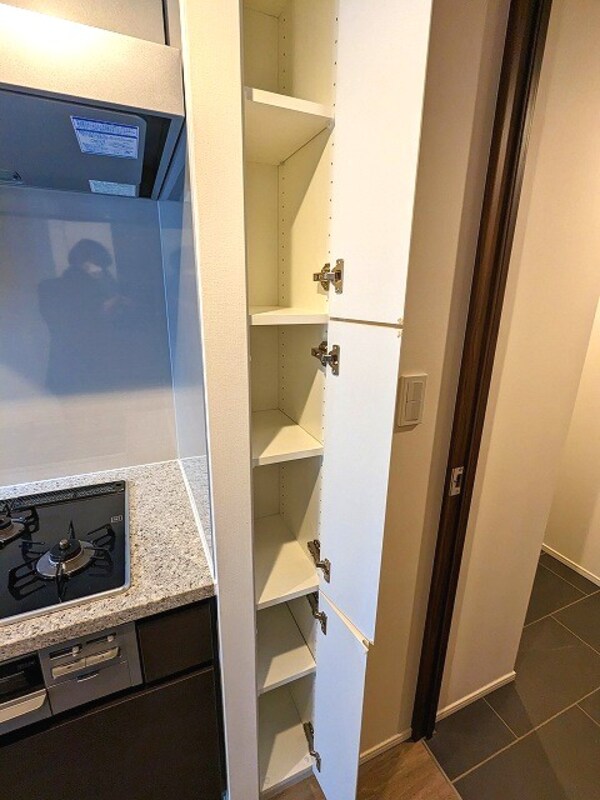 建物設備(キッチン横に便利な収納付きです)