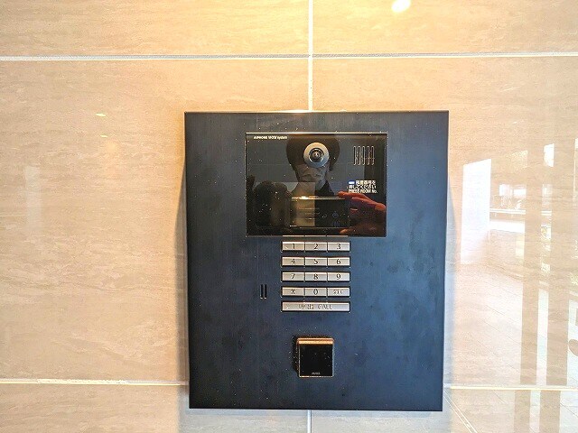 物件外観写真2　(タッチキーのTVモニター付きオートロックセキュリティです)