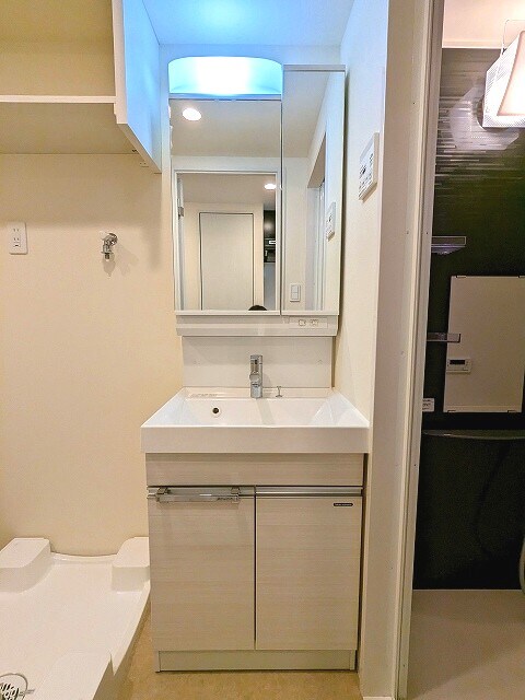 物件内観写真7　(2面鏡付きハンドシャワー付き独立洗面台です、洗濯機置場はお手)