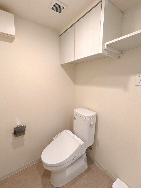 物件内観写真8　(温水洗浄便座です)