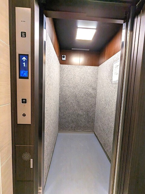 物件内観写真25　(防犯モニター付きセキュリティエレベーターです)