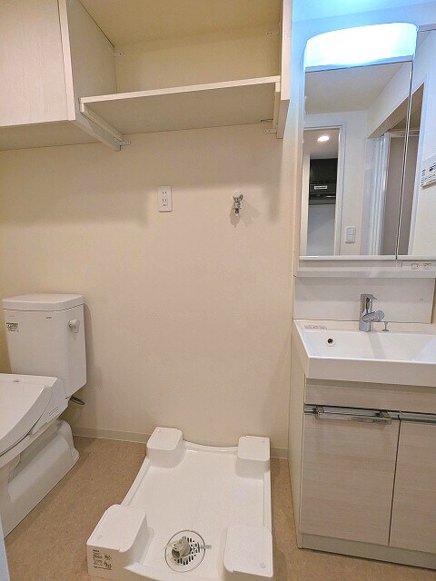 物件内観写真28　(お手入れしやすく、排水口を手前に位置し、足高の防水パンです)