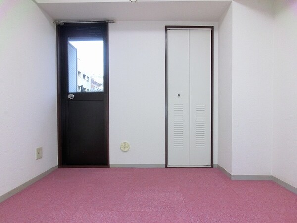 建物設備(お部屋によりカーペットの色が異なります)