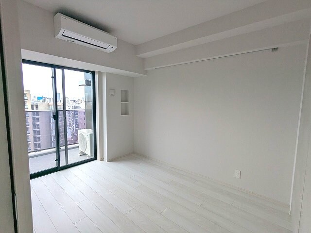 物件内観写真8　(5.5帖洋室、バルコニーに面した明るい室内、14F室内からス)