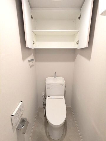 物件内観写真12　(温水洗浄便座、ペーパーホルダーの上にスマホストレージ付きです)