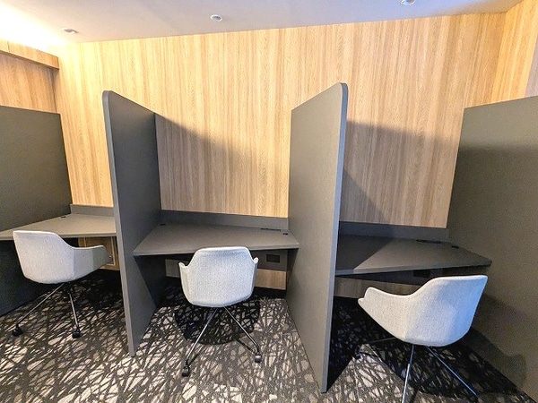 建物設備(1Fにデスクワーク可能な個別スペースが3ヶ所とラウンジスペー)