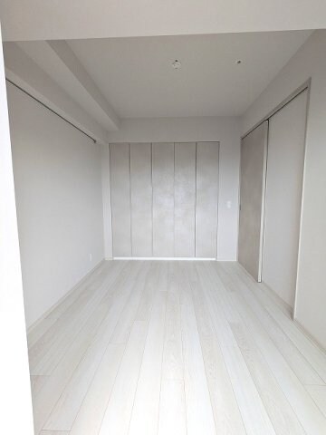 物件内観写真28　(5.5帖洋室、バルコニーに面した明るい室内、14F室内からス)