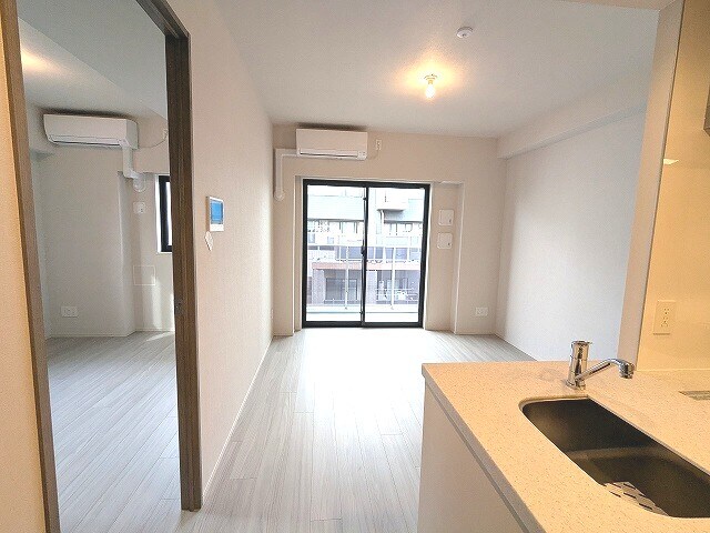 物件内観写真4　(リビング・洋室、エアコン付、内装奇数階ブラウン基調、偶数階ナ)