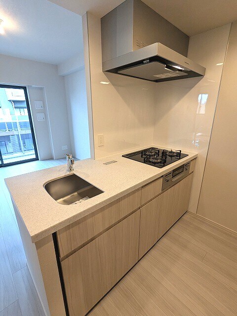 物件内観写真5　(グリル付ガス3口カウンターシステムキッチン、瀟洒でお手入れ楽)