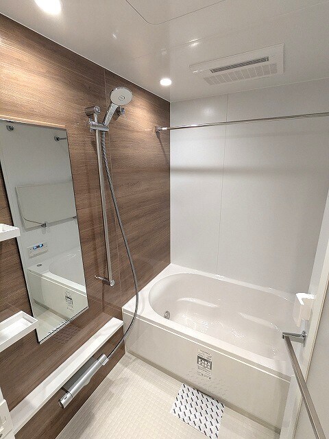 物件内観写真6　(追焚オートバス、浴室換気乾燥機、ワイドシャワーヘッド)