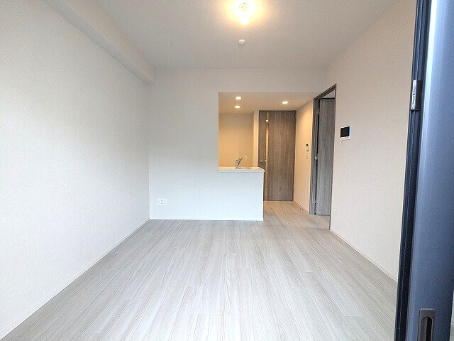 物件内観写真7　(リビング、エアコン、カウンターキッチン)