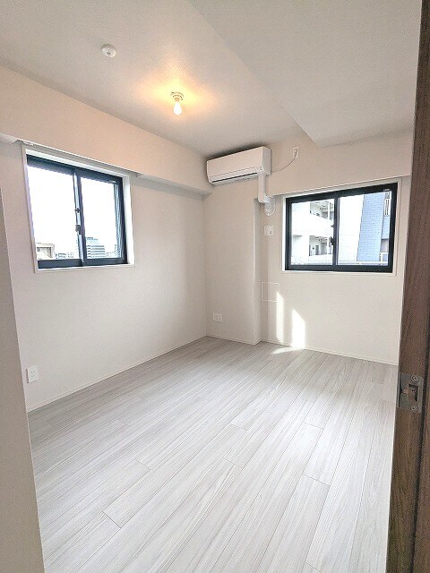 物件内観写真8　(洋室、エアコン、クローゼット、角部屋2面採光)