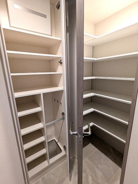 物件内観写真10　(シューズインクローゼットとトールタイプのシューズＢＯＸ)