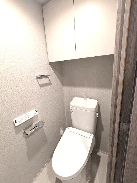 物件内観写真12　(温水洗浄便座、ペーパーホルダーにスマホストレージ付きで便利で)