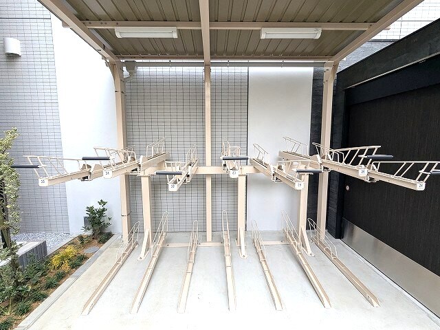 物件内観写真15　(オートロック付の屋根付き自転車置場)