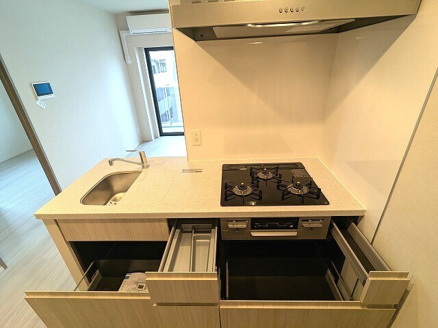 物件内観写真26　(グリル付ガス3口カウンターシステムキッチン、瀟洒でお手入れ楽)