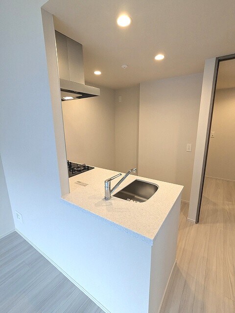 物件内観写真28　(グリル付ガス3口カウンターシステムキッチン、瀟洒でお手入れ楽)