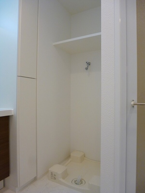 建物設備(排水溝掃除しやすい足高防水パンです)