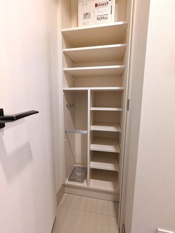 玄関(収納豊富なシューズインクローゼットです)