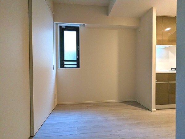 建物設備(スライドドアを閉めたダイニングキッチンです)