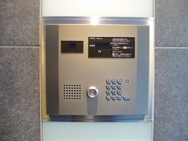 物件外観写真2　(パークアクシス御徒町のＴＶモニター付オートロックです)