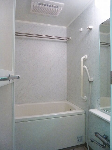 物件内観写真6　(パークアクシス御徒町の清潔なバスルームです)