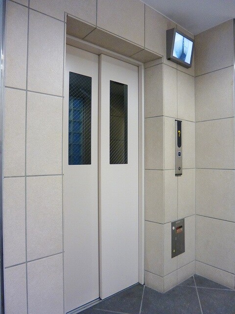 物件外観写真3　(パークアクシス御徒町の防犯ＴＶモニター付エレベーターです)