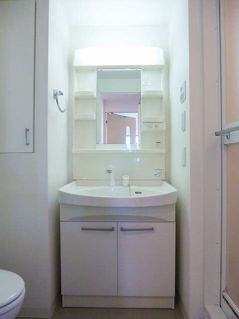 物件内観写真8　(パークアクシス御徒町の身支度しやすい独立洗面台です)