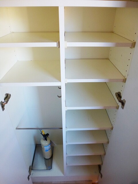 物件内観写真11　(パークアクシス御徒町の収納豊富なトールタイプのシューズＢＯＸ)