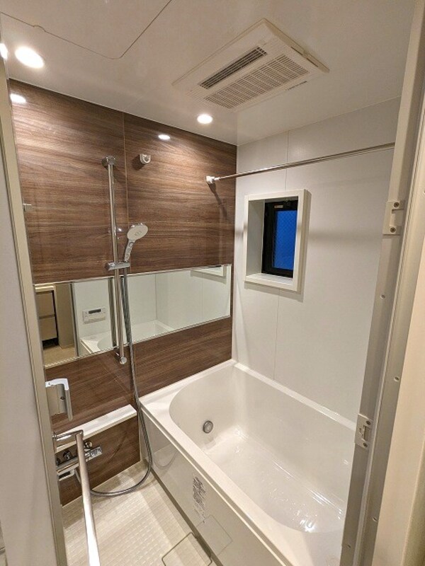 浴室(窓付、追焚オートバス、浴室換気乾燥機付きバスルームです)