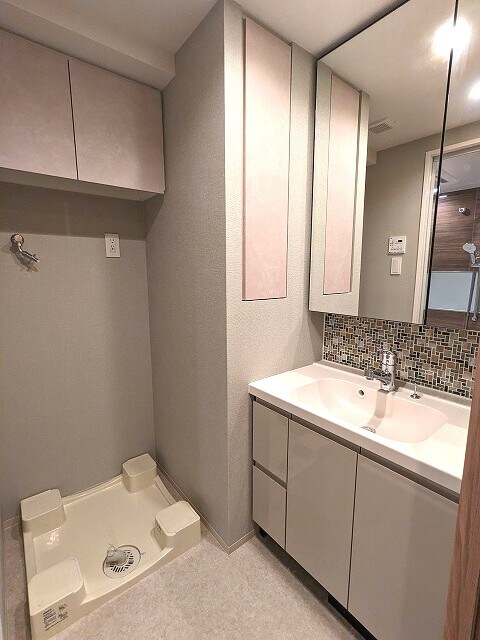 物件内観写真7　(トイレと独立した洗面室、ハンドシャワー付き、洗面室の下にヘル)