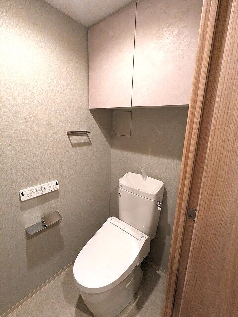 物件内観写真8　(洗面室と独立した温水洗浄便座、トイレにはスマホホルダー付きで)