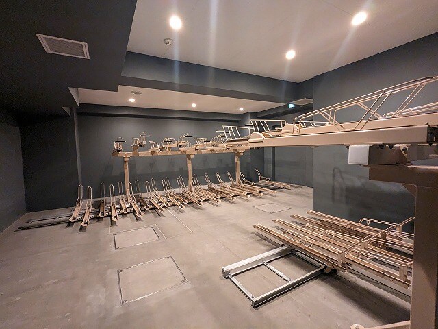 物件内観写真22　(屋根付き屋内駐輪場です)