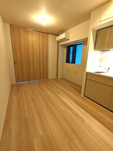 物件内観写真28　(スライドドアを閉めた状態のリビングです)