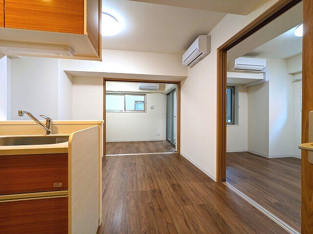 物件内観写真3　(全室にエアコンと照明付きです)