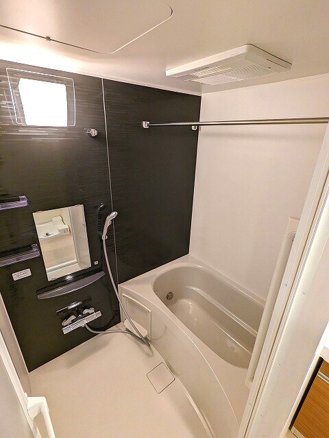 物件内観写真5　(追焚オートバス、浴室換気乾燥機付き)