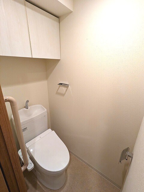 物件内観写真10　(温水洗浄便座です)