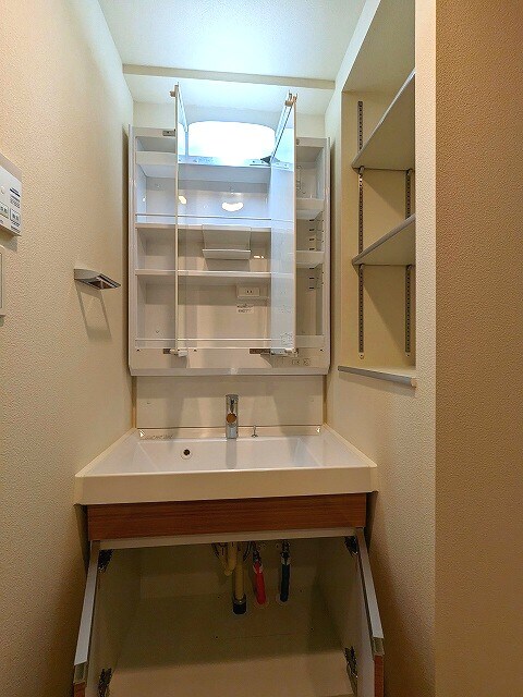 物件内観写真17　(収納豊富な三面鏡付き独立洗面台です)